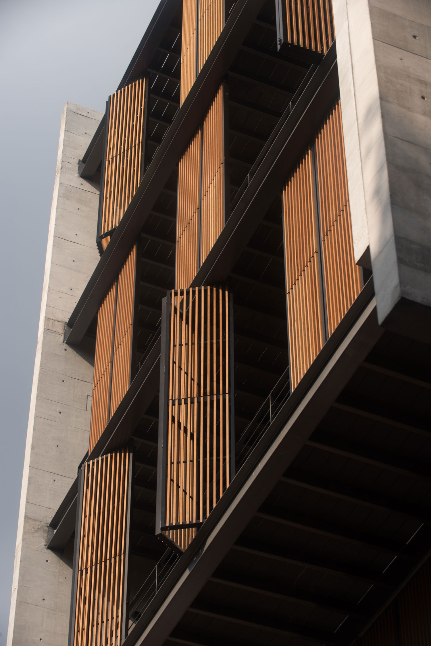 10 proyectos residenciales que usaron sistemas Folding and sliding shutters Edificio Cordoba 5 jpg